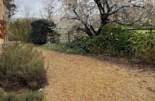 La Fleche Cottage | Rural charm near city, peaceful garden