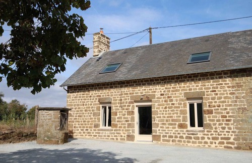 Saint-Fraimbault Cottage | Rural charm with Wifi and pets allowed