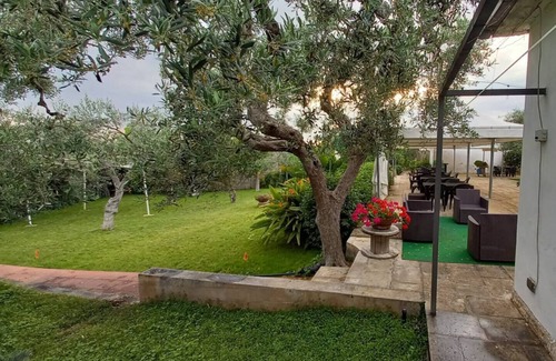 Modugno House | Rural detached house surrounded by greenery, healthy air and plenty of outdoor space.