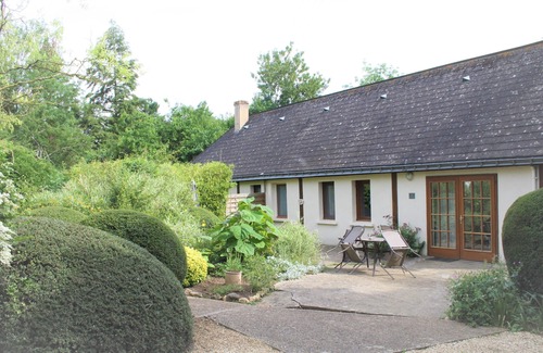 Asnieres sur Vegre Cottage | Rural gîte with Pool, WIFI, 2 Bedrooms 2 BA