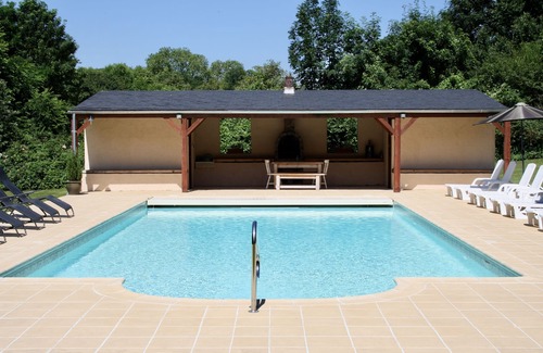 Asnieres sur Vegre Cottage | Rural gîte with Pool, WIFI, 2 Bedrooms 2 BA