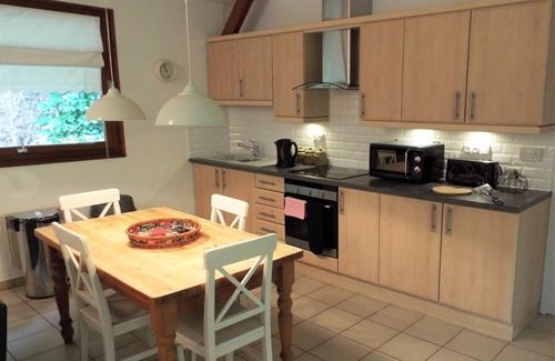 Asnieres sur Vegre Cottage | Rural gîte with Pool, WIFI, 3 Bedrooms 2 BA