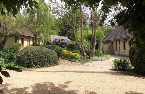 Asnieres sur Vegre Cottage | Rural gîte with Pool, WIFI, 3 Bedrooms 2 BA