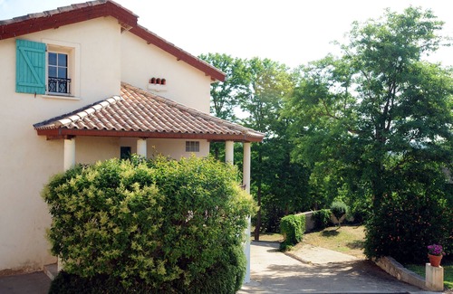 Beziers Cottage | Rural gîte with terrace, shared swimming pool, quiet, near Canal du Midi