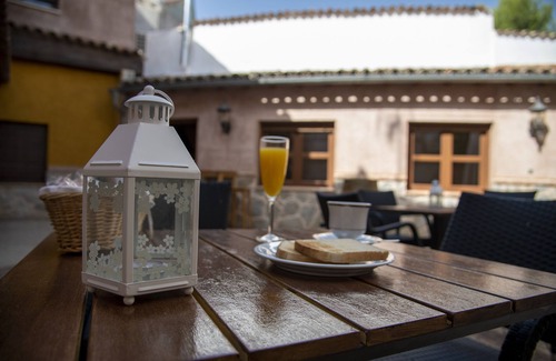 Colmenar de Oreja Cottage | Rural house with swimming pool-jacuzzi "La Encomienda de Oreja".