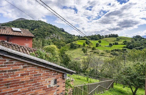 Llenin House | Rural House 'La Casita De Heidi' with Mountain Views, Private Terrace and Wi-Fi