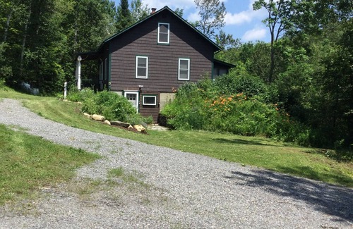 Washington House | Rural Vermont with internet and Smart TV, cell phone works, Dogs welcome.