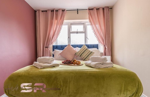 Yeading House | Rush House by SR Short Lets & Serviced Accommodation Heathrow Windsor - Perfect for Monthly Stay Relocation & Business Contractors Big Groups