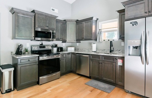 Gatlinburg House | Rushing Creek Sounds + Early Check-In+ HotTub + Dtown Edge + GSMNP+ King Bds