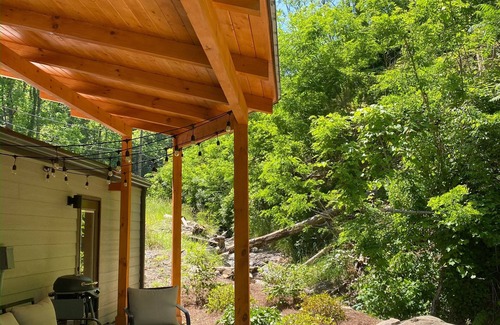 Gatlinburg House | Rushing Creek Sounds + Early Check-In+ HotTub + Dtown Edge + GSMNP+ King Bds