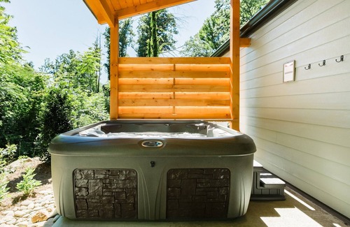 Gatlinburg House | Rushing Creek Sounds + Early Check-In+ HotTub + Dtown Edge + GSMNP+ King Bds