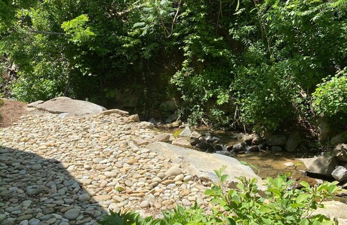 Gatlinburg House | Rushing Creek Sounds + Early Check-In+ HotTub + Dtown Edge + GSMNP+ King Bds