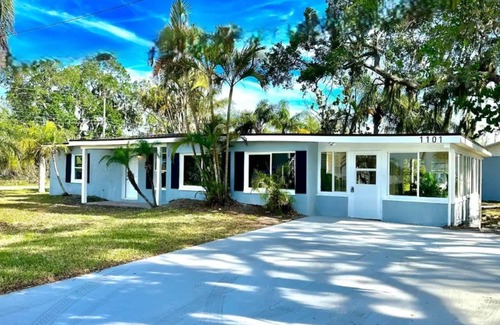 Southside Rural Community House | Ruskin Waterfront Gem & Sunny Spaces
