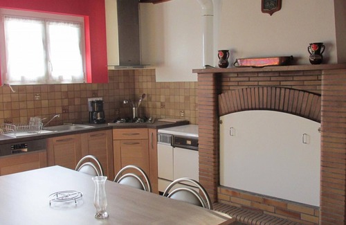 Saint-Quentin-sur-le-Homme Cottage | Rustic house with fireplace, garden and pets allowed