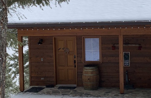 Lone Butte Apartment | Rustic 1 Bdrm Suite, Lakeside - Wolf Den