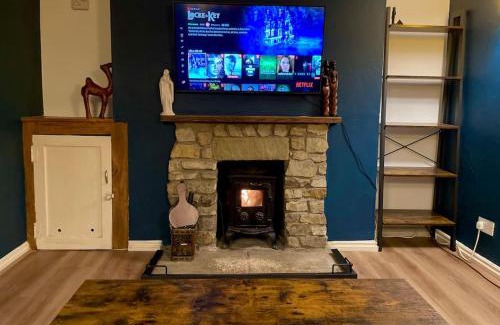 Crowborough House | Rustic 18th century stone cottage with fireplace and parking