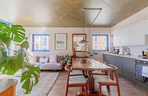 Haggerston Apartment | Rustic 1BD Flat by Regents Canal, Heart of Hackney