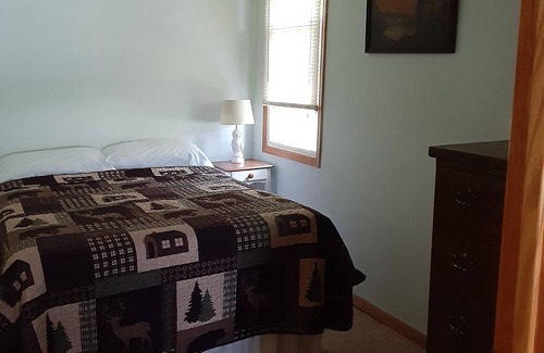 Hayward Cabin | Rustic 2 Bed Lakeside Cabin - boats available