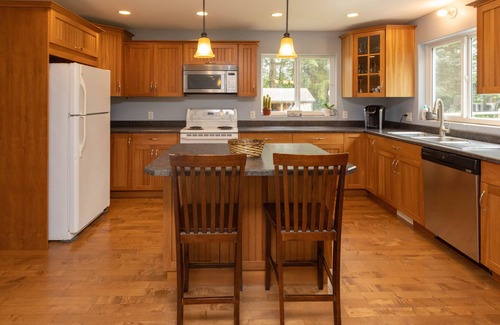 Black Creek House | Rustic 3 Bedroom with Fireplace in Miracle Beach