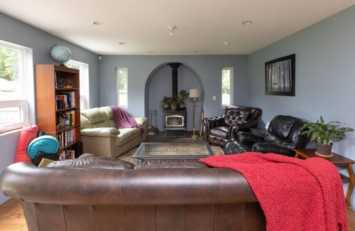 Black Creek House | Rustic 3 Bedroom with Fireplace in Miracle Beach