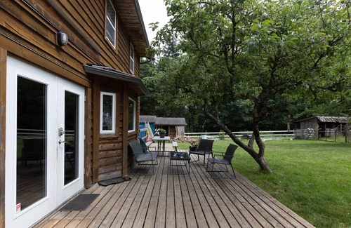 Black Creek House | Rustic 3 Bedroom with Fireplace in Miracle Beach