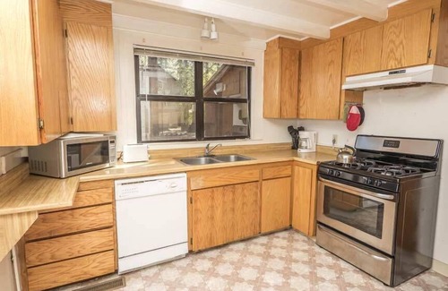 Al Tahoe House | Rustic 6 Bedroom Cabin - Lakefront, Central in Town Location!