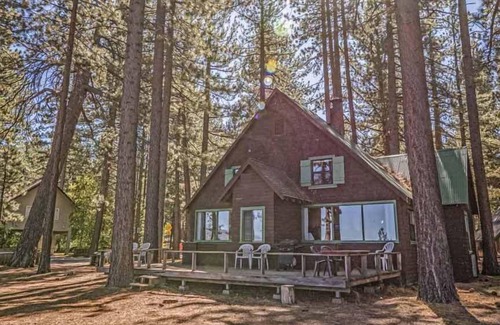Al Tahoe House | Rustic 6 Bedroom Cabin - Lakefront, Central in Town Location!