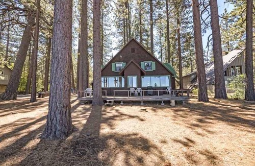 Al Tahoe House | Rustic 6 Bedroom Cabin - Lakefront, Central in Town Location!