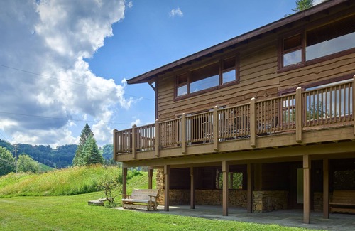 Seven Springs Ski Chalet | Rustic 6BR Chalet | Near Ski Lifts + Private Decks