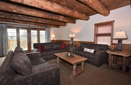 Seven Springs Ski Chalet | Rustic 6BR Chalet | Near Ski Lifts + Private Decks