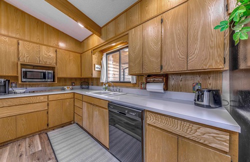 Alto Cottage | Rustic Alto Cabin w/Hot Tub, Deck & Fireplace!