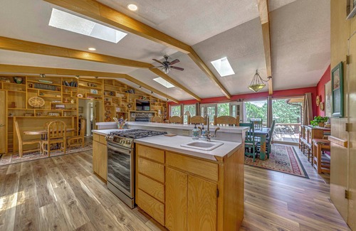 Alto Cottage | Rustic Alto Cabin w/Hot Tub, Deck & Fireplace!