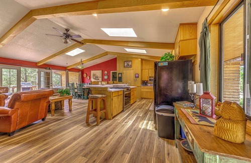Alto Cottage | Rustic Alto Cabin w/Hot Tub, Deck & Fireplace!