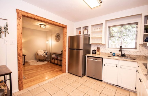Warner Robins House | Rustic and Serene Home, 3BR, King Bed, Near RAFB