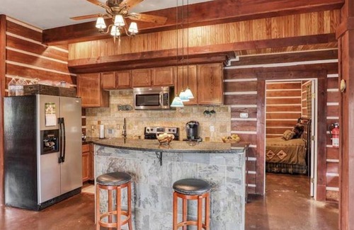 Oatmeal House | Rustic ARMADILLO CABIN-Lake Views-Near Hidden Falls Park-2 acres, 2 min to lake