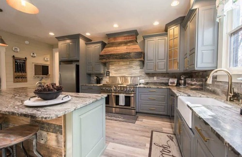 Hendersonville Cabin | Rustic Awesome 4BR Lodge w/Game Room & Fire Pit