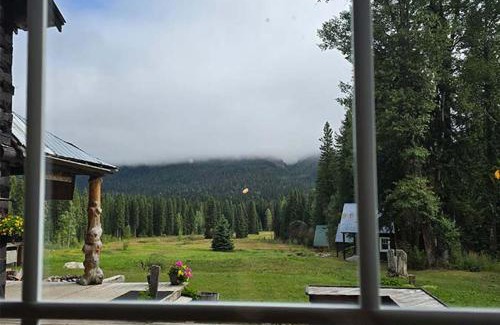 Golden Hotel | Rustic Beaverfoot Lodge Room N3