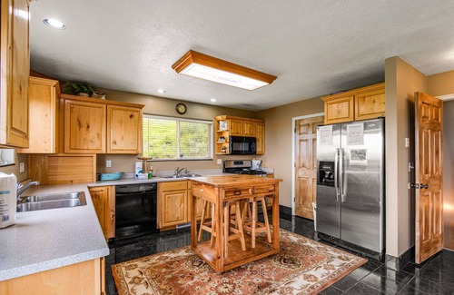 Harbor Village Cabin | Rustic cabin overlooking Bear Lake with WiFi, fireplace