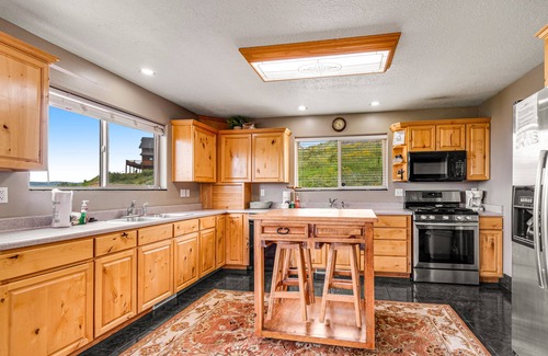 Harbor Village Cabin | Rustic cabin overlooking Bear Lake with WiFi, fireplace
