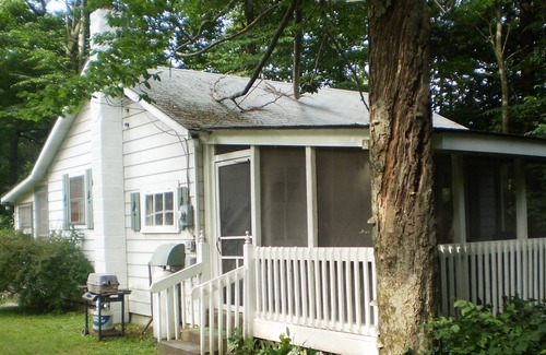 Greentown Cabin | Rustic Cabin Promised Land State Park, Poconos- Walking Distance To Both Lakes