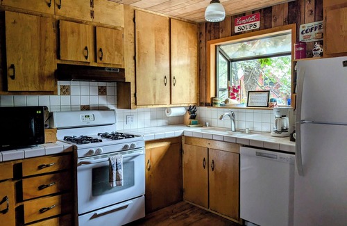 Big Bear Lake Cabin | Rustic Cabin/Quiet Area/Next to Forest/Feet From Hiking Trails/Hot Tub/Garage