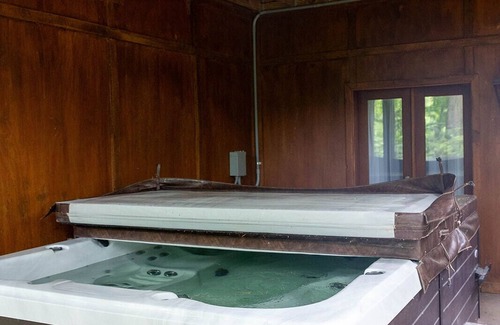 Dahlonega Cabin | Rustic cabin sitting on acres of pastures nestled in the mountains of North GA