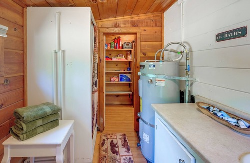 Pinehurst Cabin | Rustic Cabin w/Patio: 8 Mi to Kings Canyon Park