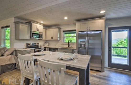 Ranger Cabin | Rustic Cabin with hot tub and Mountain View’s