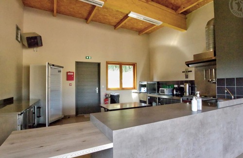 Les Noes Cottage | Rustic chalet with terrace, pets allowed