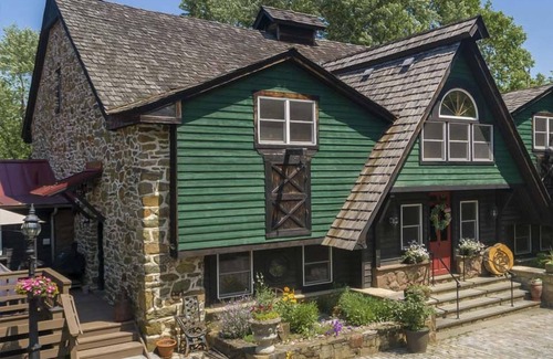 Blue Ridge Bed & Breakfast | Rustic Charm Meets Modern Comfort in Barn Loft Escape
