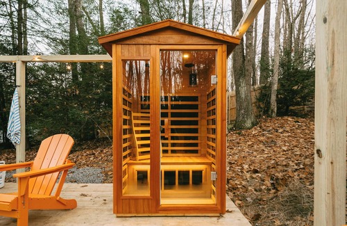 Oakland Cabin | Rustic Charm Meets Modern Boutique + DCL Central + Hot Tub, Sauna, Lake Access