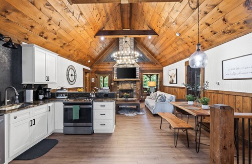 Cashes Valley Cabin | Rustic Charm, Secluded, HotTub, FirePit,Games, Pet