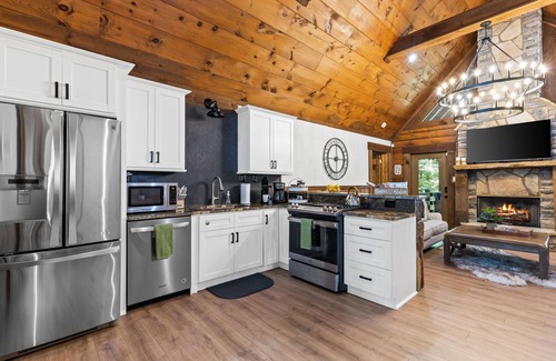 Cashes Valley Cabin | Rustic Charm, Secluded, HotTub, FirePit,Games, Pet