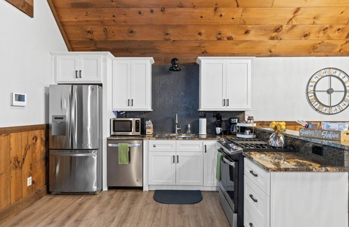 Cashes Valley Cabin | Rustic Charm, Secluded, HotTub, FirePit,Games, Pet